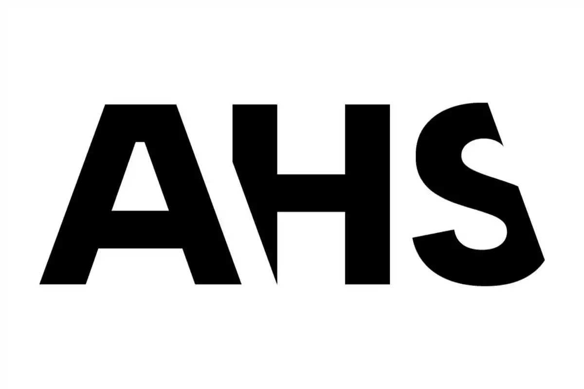 Letras mayúsculas AHS en color negro sobre fondo blanco