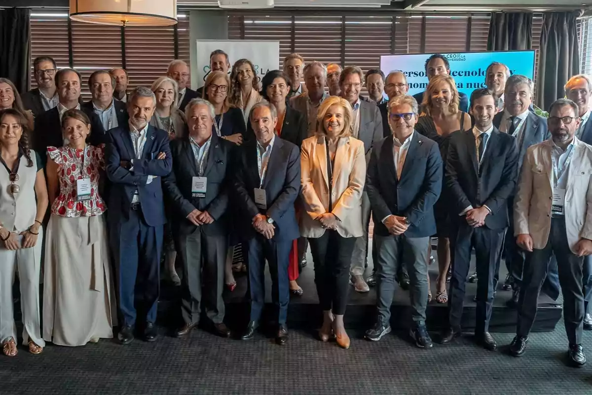 Grupo de personas posando juntas en un evento profesional en un salón iluminado con luz natural