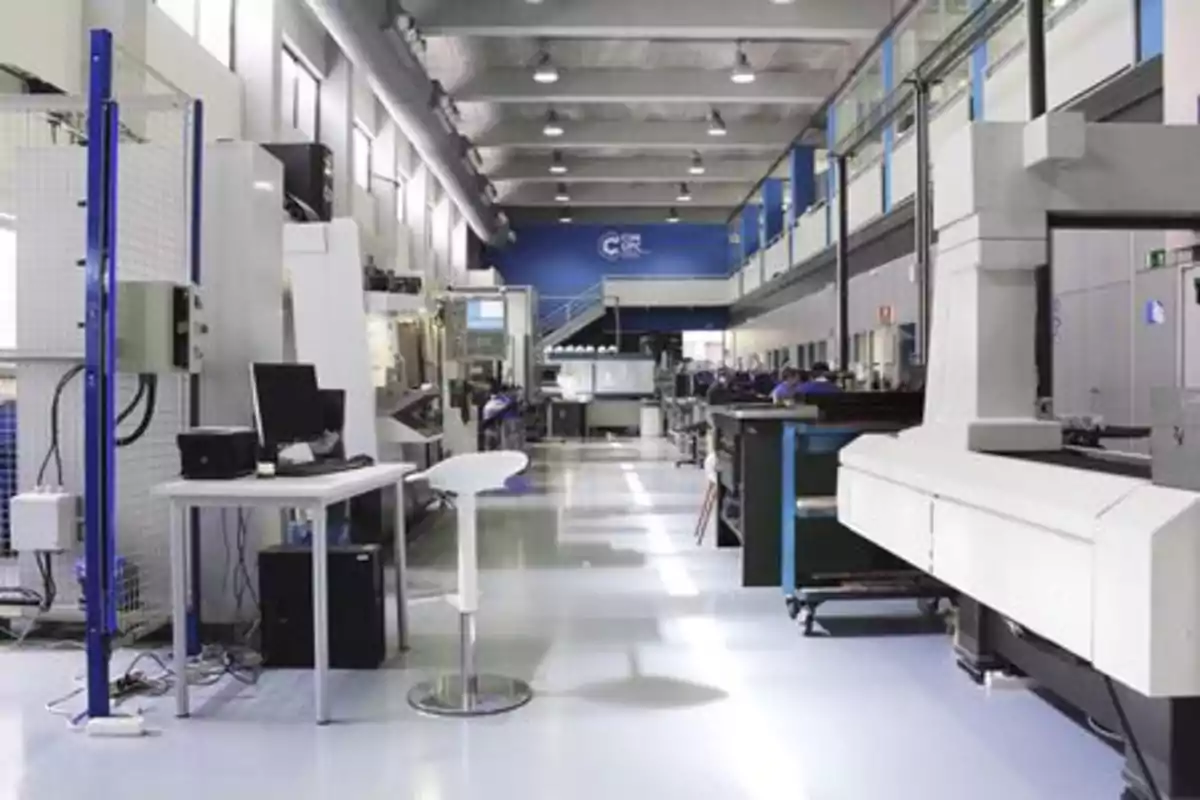 Laboratorio industrial moderno con equipos de alta tecnología, escritorios y maquinaria especializada