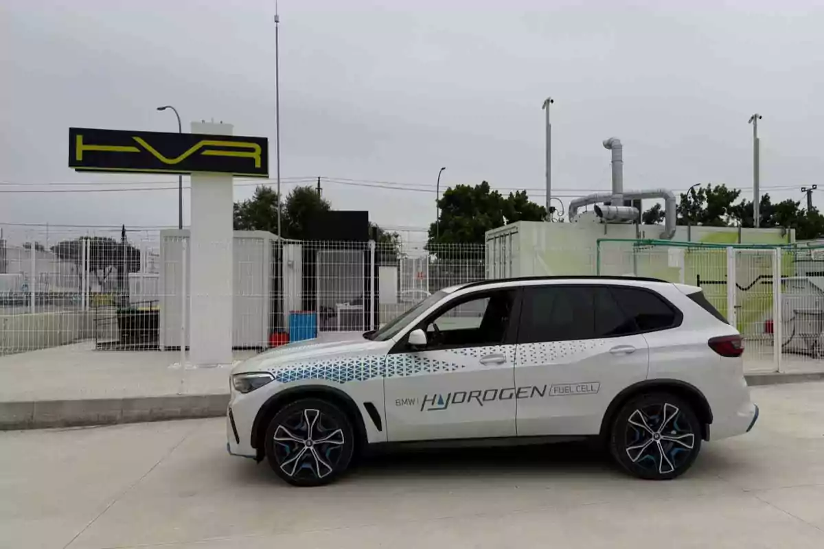 Un coche BMW de hidrógeno estacionado junto a una estación de recarga HVR