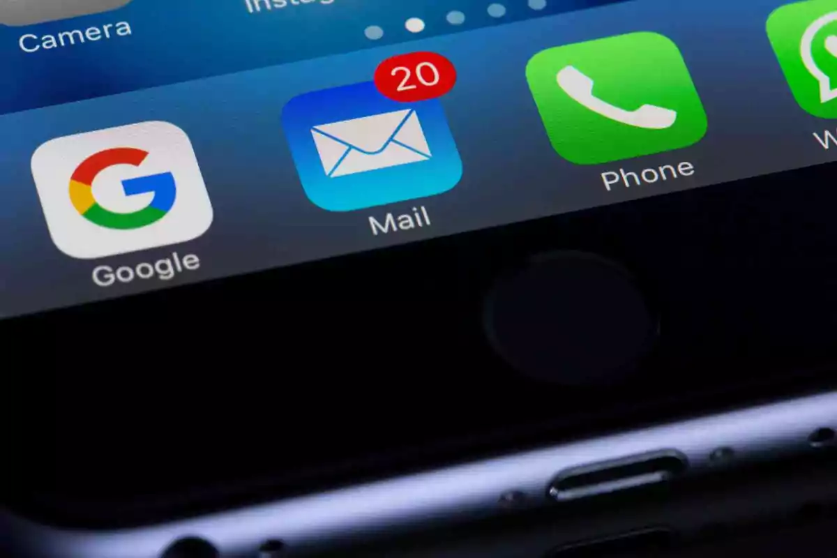 Pantalla de un teléfono móvil mostrando las aplicaciones de Google, correo con veinte notificaciones y teléfono