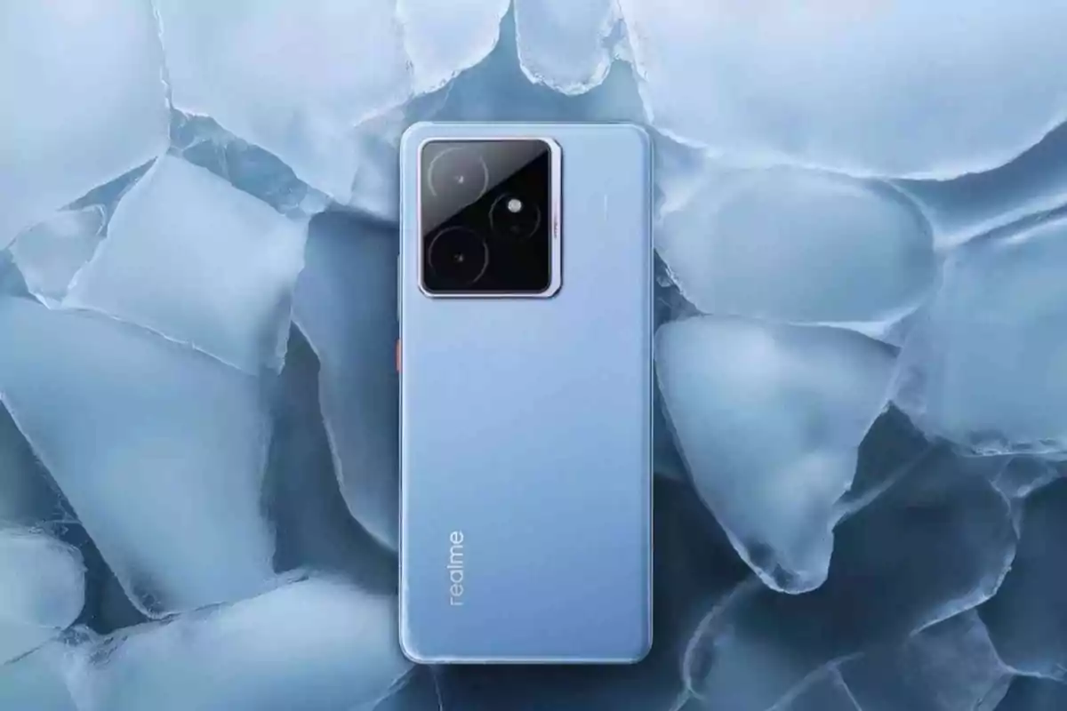 Teléfono inteligente color azul claro de la marca realme sobre un fondo de cubos de hielo