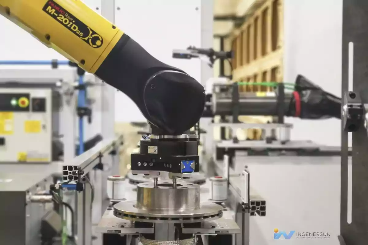 Brazo robótico industrial manipulando una pieza metálica en una línea de producción automatizada