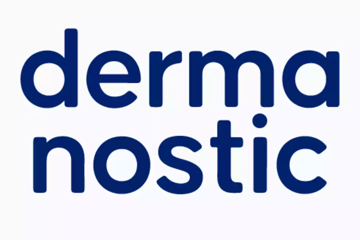 Logo con la palabra dermanostic en letras azules y fondo claro