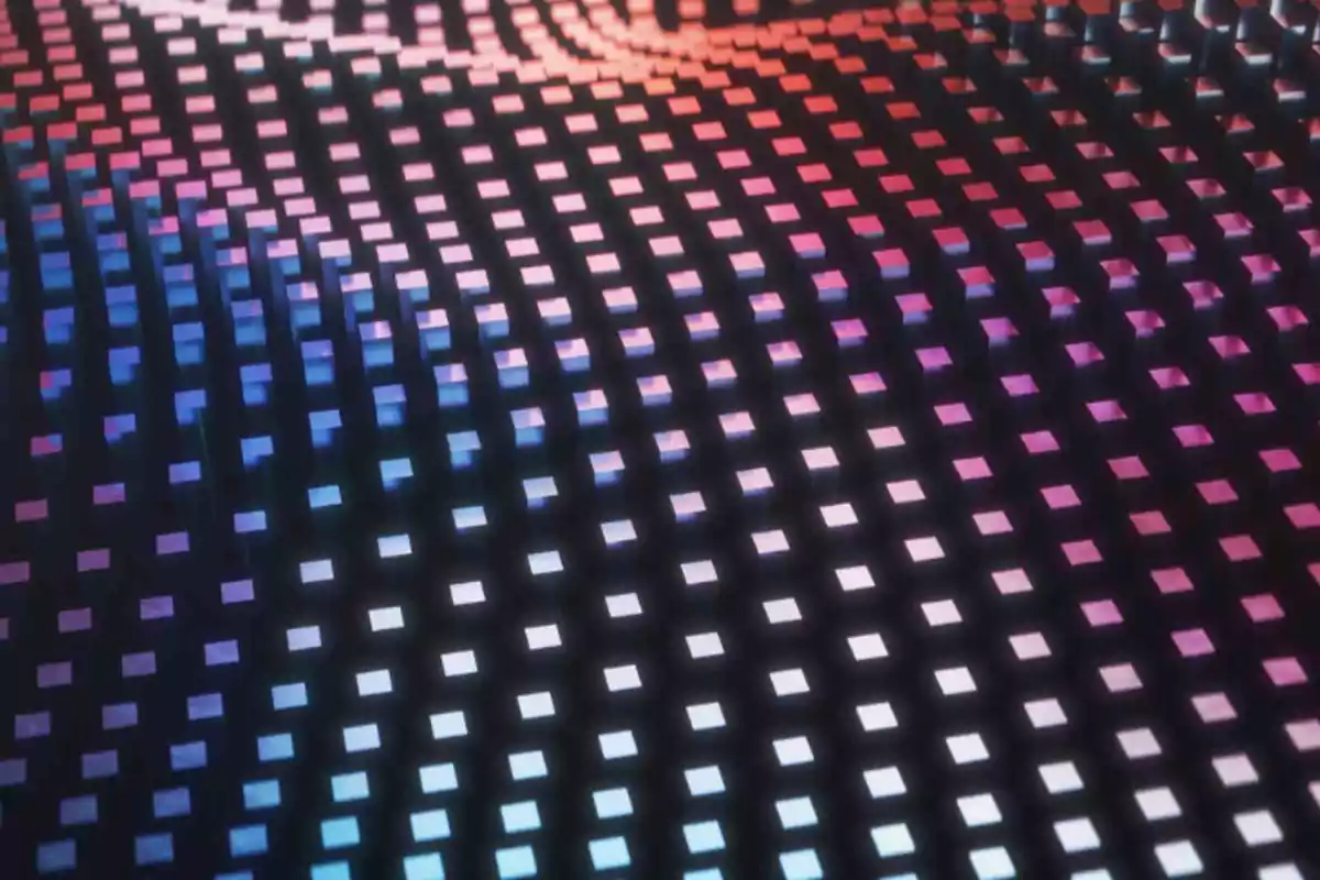Superficie de cubos pequeños iluminados con luces de colores azul, rosa y morado en un patrón geométrico abstracto