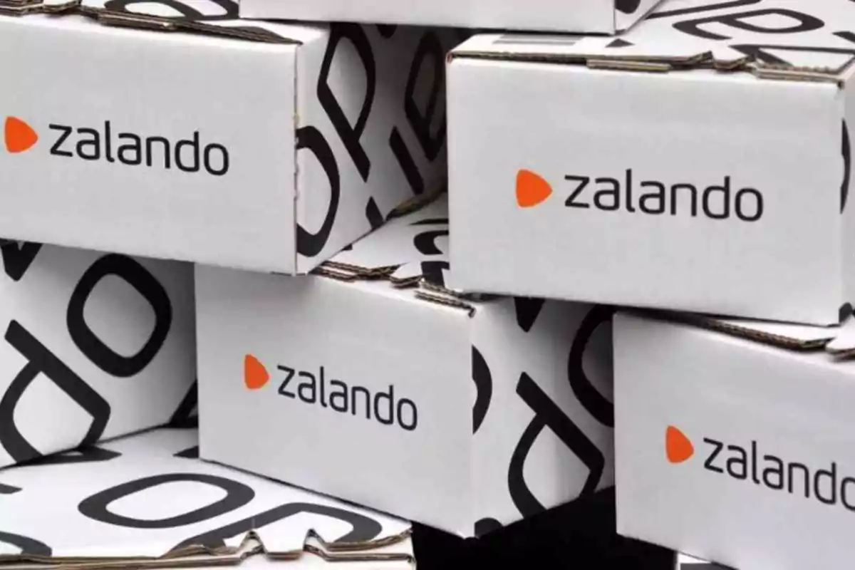 Cajas apiladas con el logo de Zalando en la parte frontal