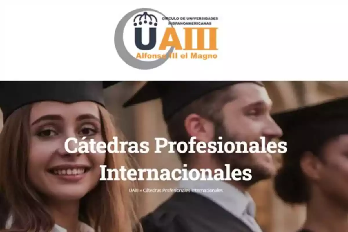 Estudiantes con toga y birrete sonríen durante una ceremonia de graduación con el logo de la universidad Alfonso III el Magno y el texto Cátedras Profesionales Internacionales.