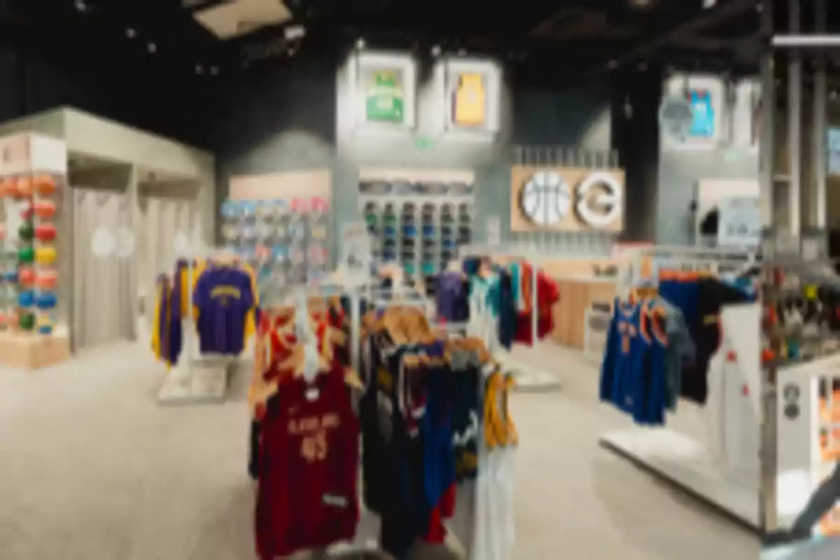 Tienda de ropa deportiva con camisetas de baloncesto y balones en exhibición