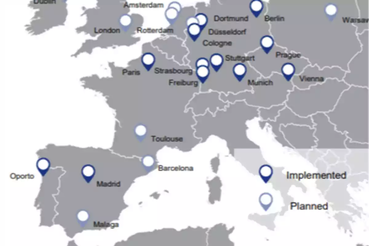 Mapa de Europa occidental con varias ciudades marcadas con iconos azules y blancos indicando ubicaciones implementadas y planificadas
