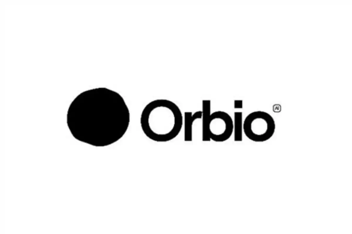 Logo de Orbio con un círculo negro sólido a la izquierda y el nombre Orbio en letras negras a la derecha sobre fondo blanco