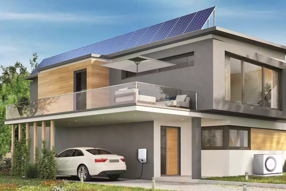 Casa moderna de dos pisos con paneles solares en el techo, un coche blanco estacionado en el garaje y una terraza amueblada