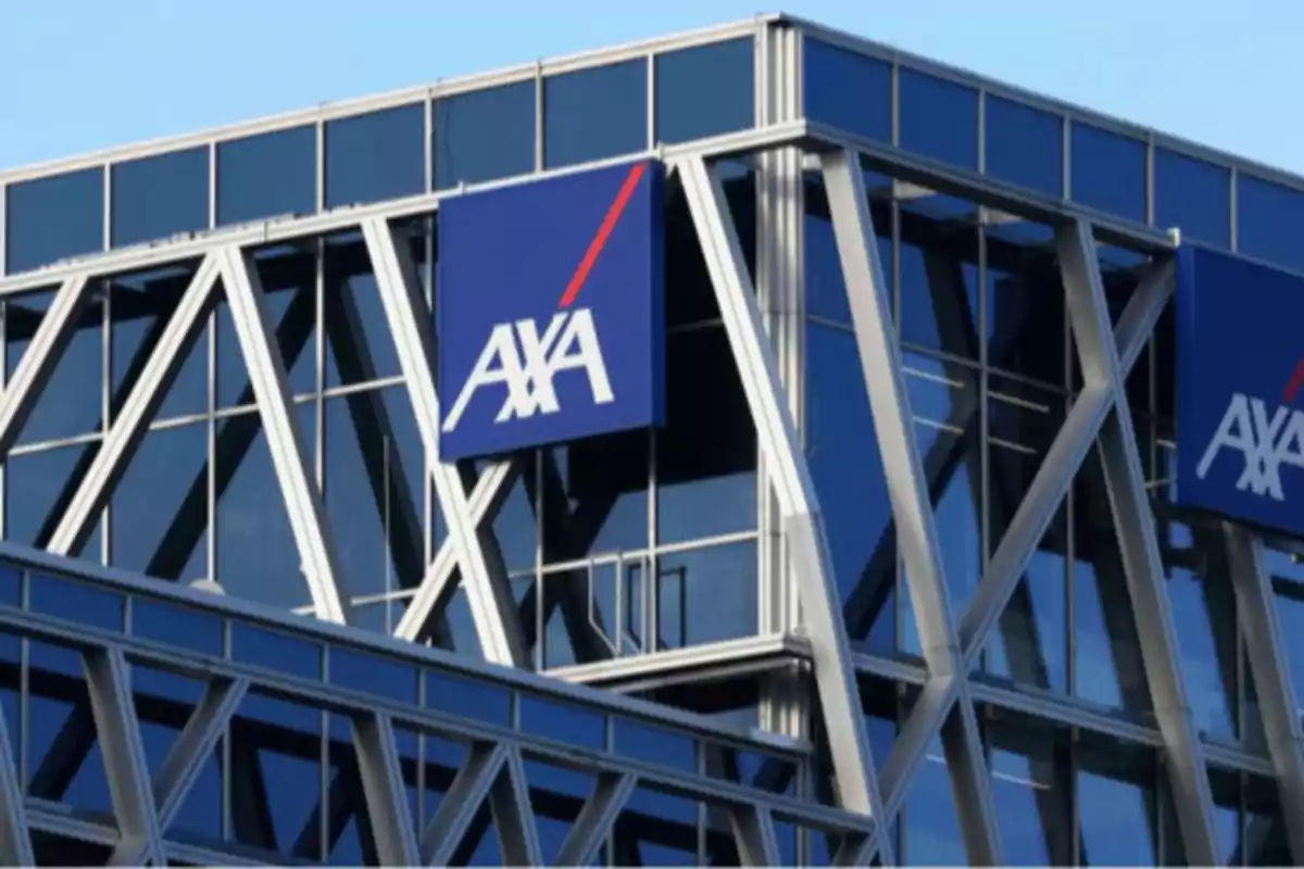 Edificio moderno con estructura de acero y vidrio que muestra el logotipo de AXA en la fachada