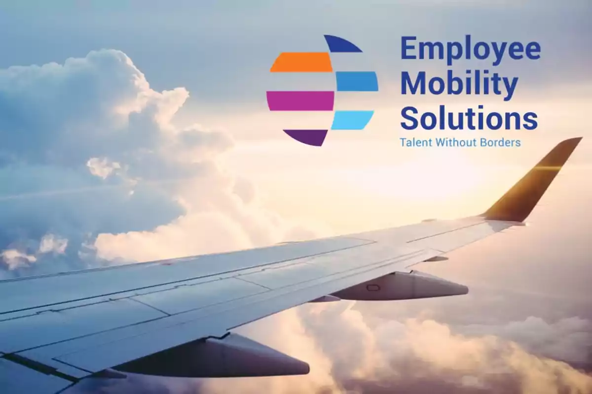Ala de avión en vuelo sobre nubes al atardecer con el logo y texto de Employee Mobility Solutions Talent Without Borders en la esquina superior derecha