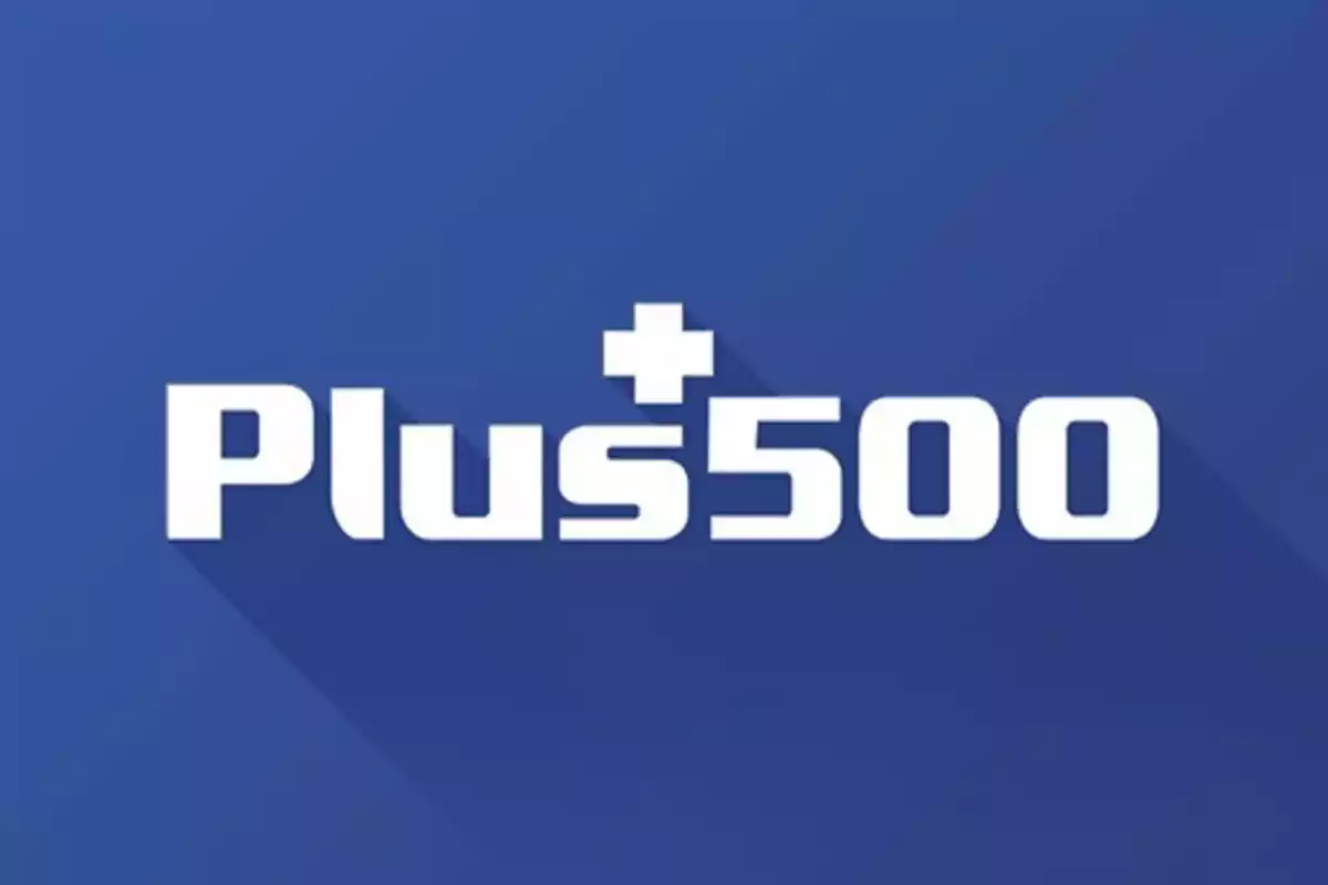 Logo de Plus500 en letras blancas sobre un fondo azul Logo de Plus500 en letras blancas sobre un fondo azul