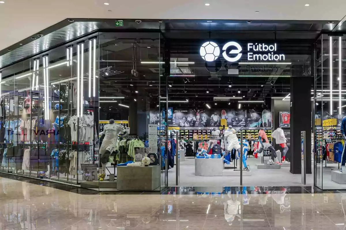 Tienda de artículos deportivos especializada en fútbol con maniquíes vestidos con uniformes y vitrinas llenas de camisetas y accesorios Tienda de artículos deportivos especializada en fútbol con maniquíes vestidos con uniformes y vitrinas llenas de camisetas y accesorios