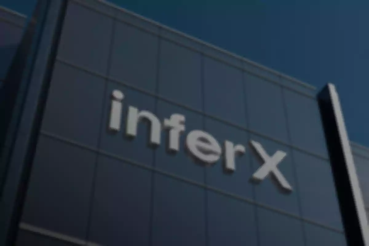 Fachada de edificio moderno con el letrero inferx desenfocado Fachada de edificio moderno con el letrero inferx desenfocado