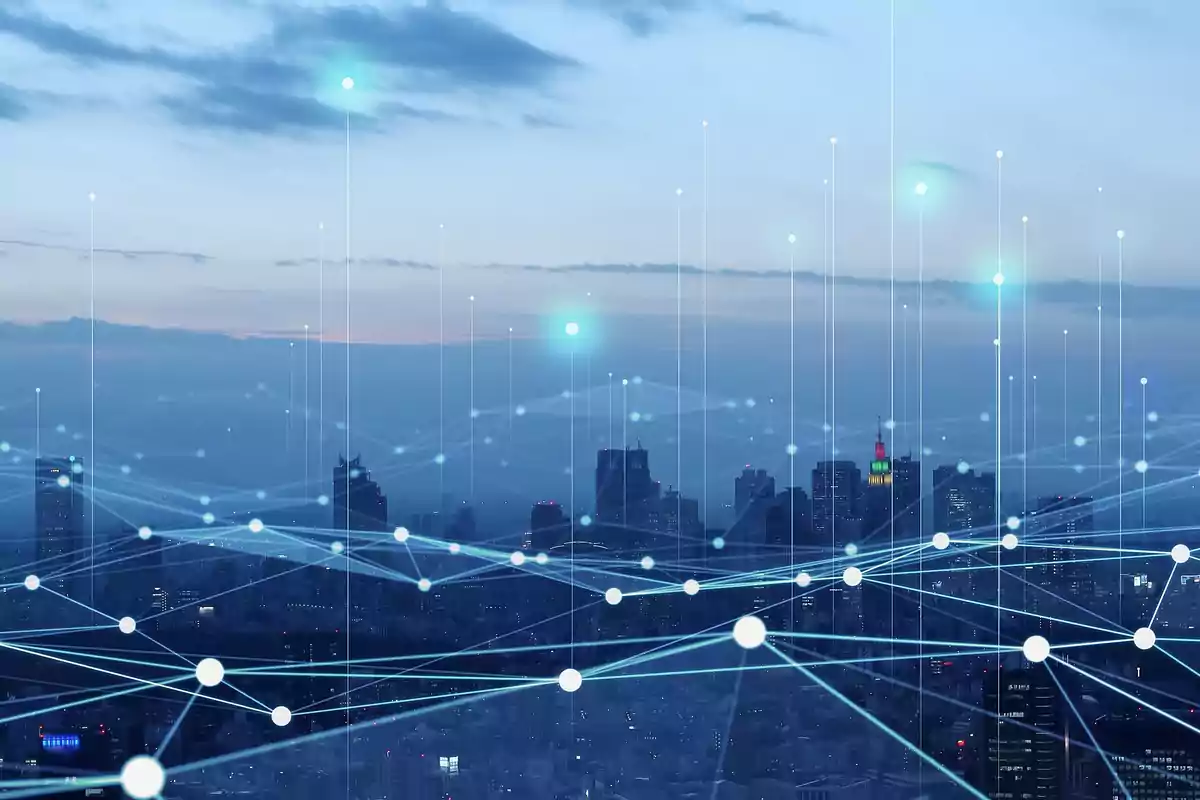 Ciudad moderna al atardecer con líneas y puntos luminosos representando una red digital y conectividad tecnológica