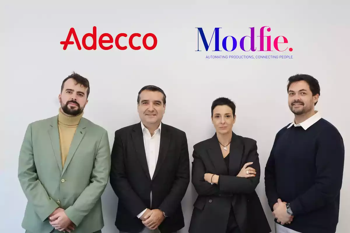 Cuatro personas posan frente a una pared blanca con los logotipos de Adecco y Modfie sobre sus cabezas Cuatro personas posan frente a una pared blanca con los logotipos de Adecco y Modfie sobre sus cabezas