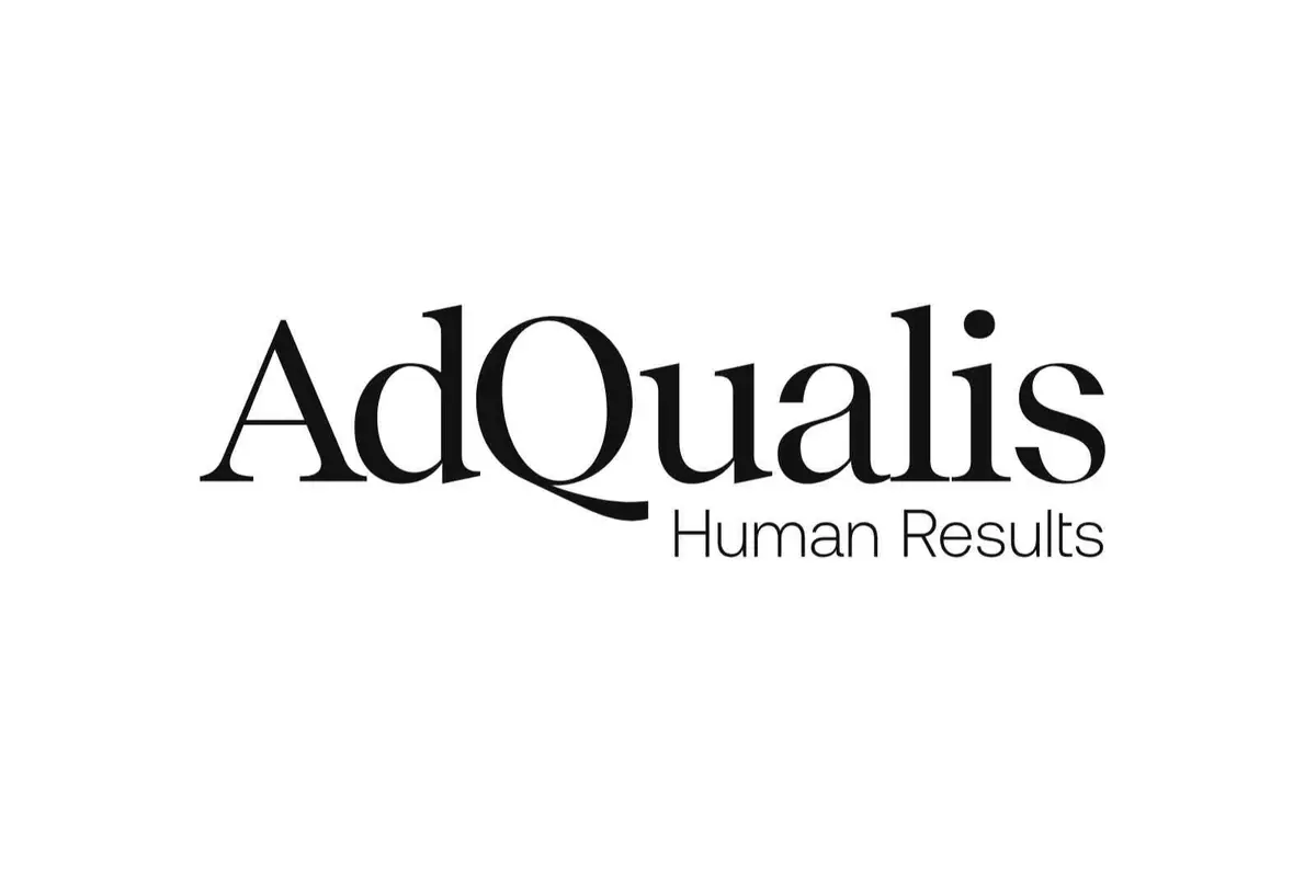 Logotipo de AdQualis Human Results en letras negras sobre fondo blanco