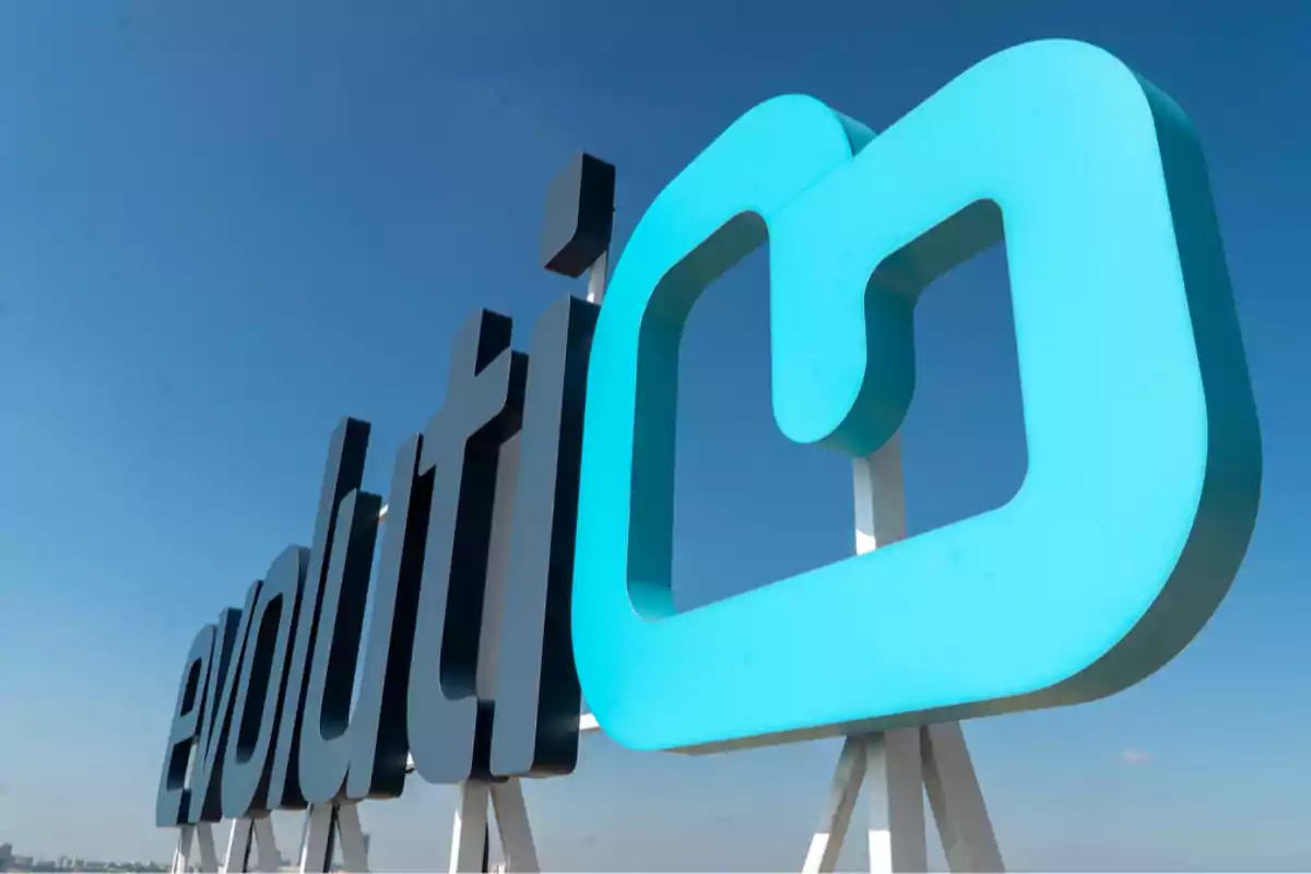 Letrero tridimensional con la palabra evolution y un logotipo azul claro sobre un fondo de cielo despejado