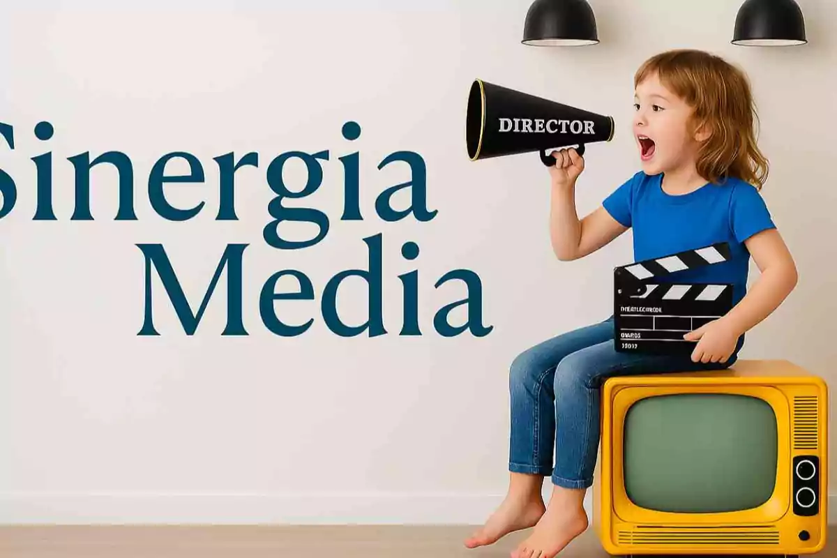 Niña sentada sobre un televisor amarillo sosteniendo una claqueta y un megáfono que dice DIRECTOR junto a un fondo con el texto Sinergia Media Niña sentada sobre un televisor amarillo sosteniendo una claqueta y un megáfono que dice DIRECTOR junto a un fondo con el texto Sinergia Media