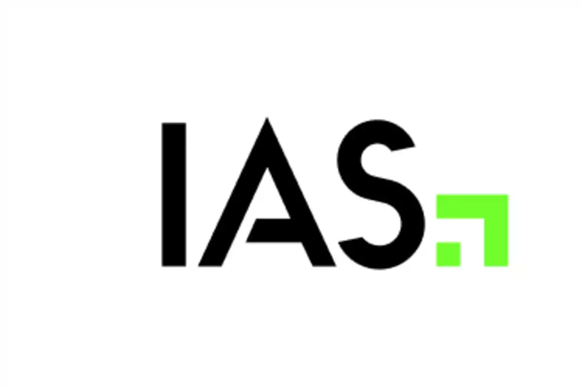 Logo con las letras IAS en negro y un símbolo verde en forma de flecha hacia arriba sobre fondo blanco Logo con las letras IAS en negro y un símbolo verde en forma de flecha hacia arriba sobre fondo blanco