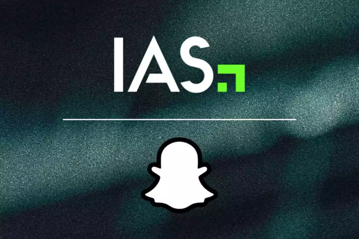 Logos de IAS y Snapchat sobre un fondo oscuro con una línea blanca horizontal entre ellos Logos de IAS y Snapchat sobre un fondo oscuro con una línea blanca horizontal entre ellos