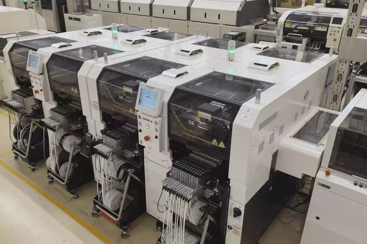Línea de máquinas automáticas para ensamblaje de componentes electrónicos en una fábrica