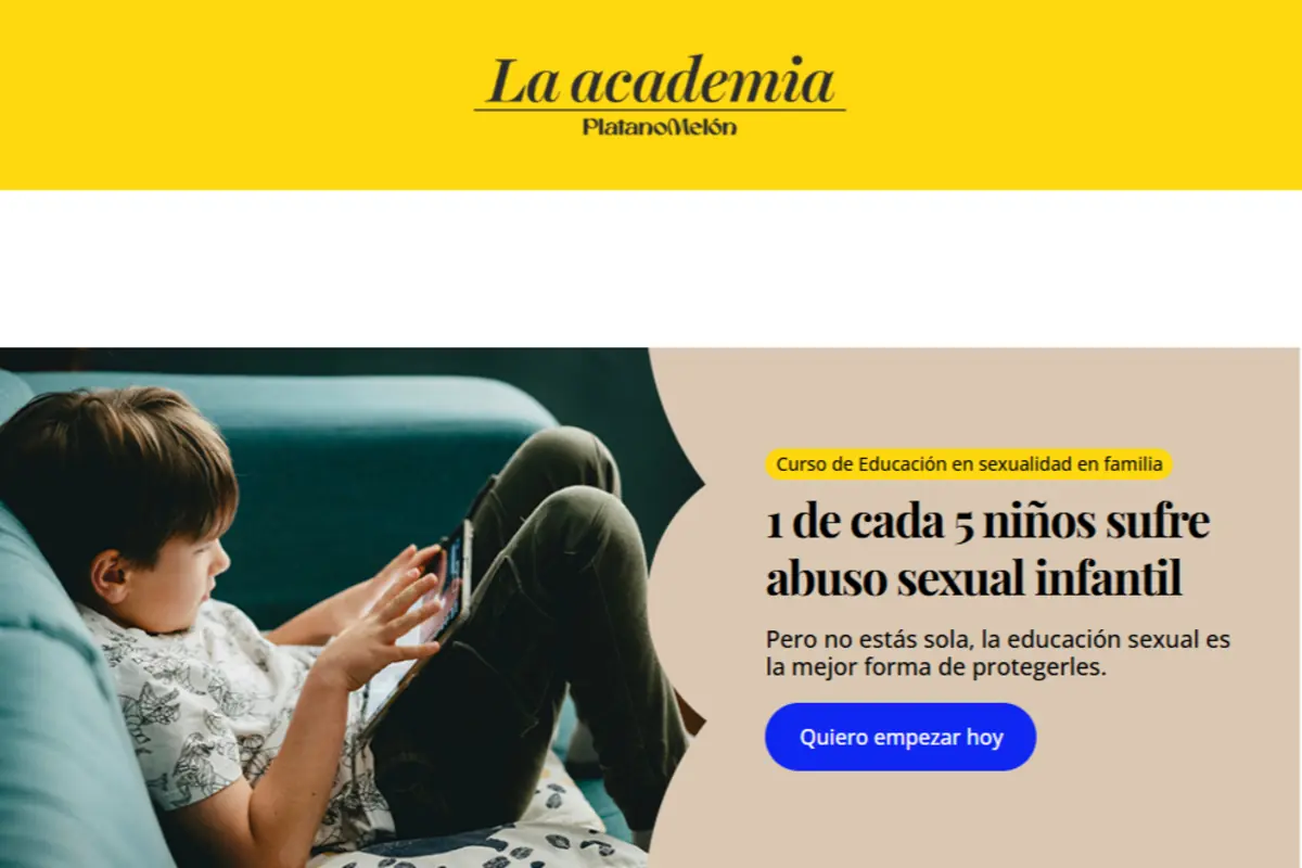 Un niño sentado en un sofá usando una tablet junto a un mensaje sobre la importancia de la educación sexual para prevenir el abuso sexual infantil.