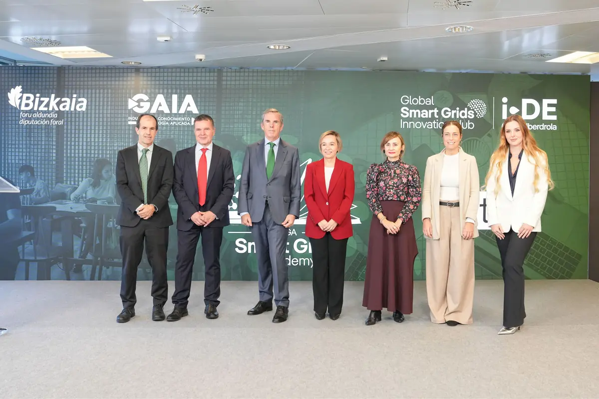 Siete personas posan de pie en un escenario frente a un fondo con logotipos de empresas y organizaciones relacionadas con innovación y tecnología