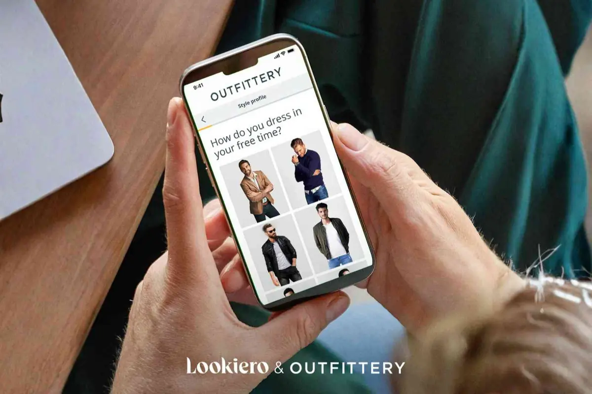 Persona sosteniendo un smartphone que muestra la app de Outfittery con un cuestionario de estilo y varias fotos de hombres con diferentes looks casuales