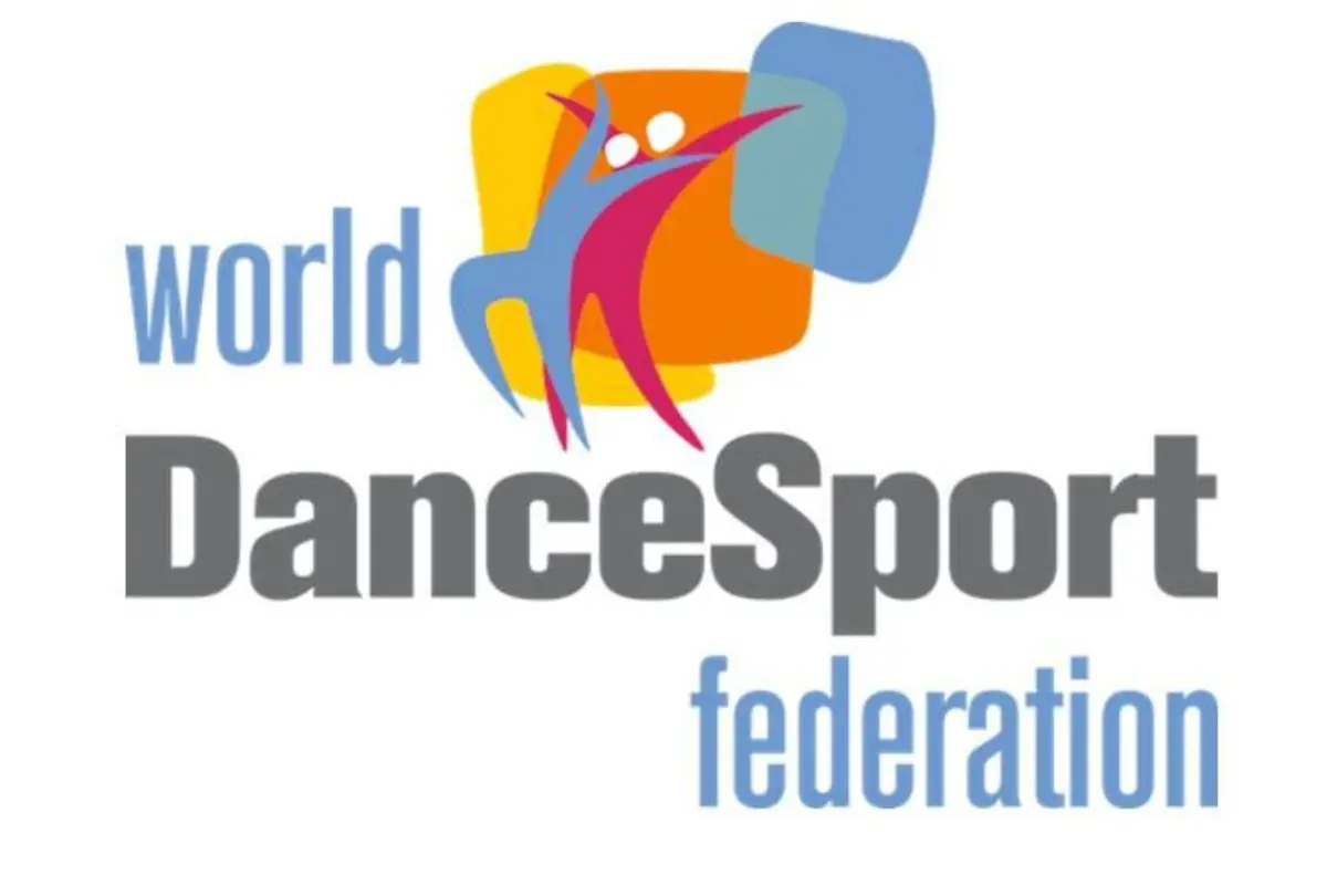 Logotipo de la World DanceSport Federation con dos siluetas estilizadas bailando sobre formas geométricas de colores Logotipo de la World DanceSport Federation con dos siluetas estilizadas bailando sobre formas geométricas de colores