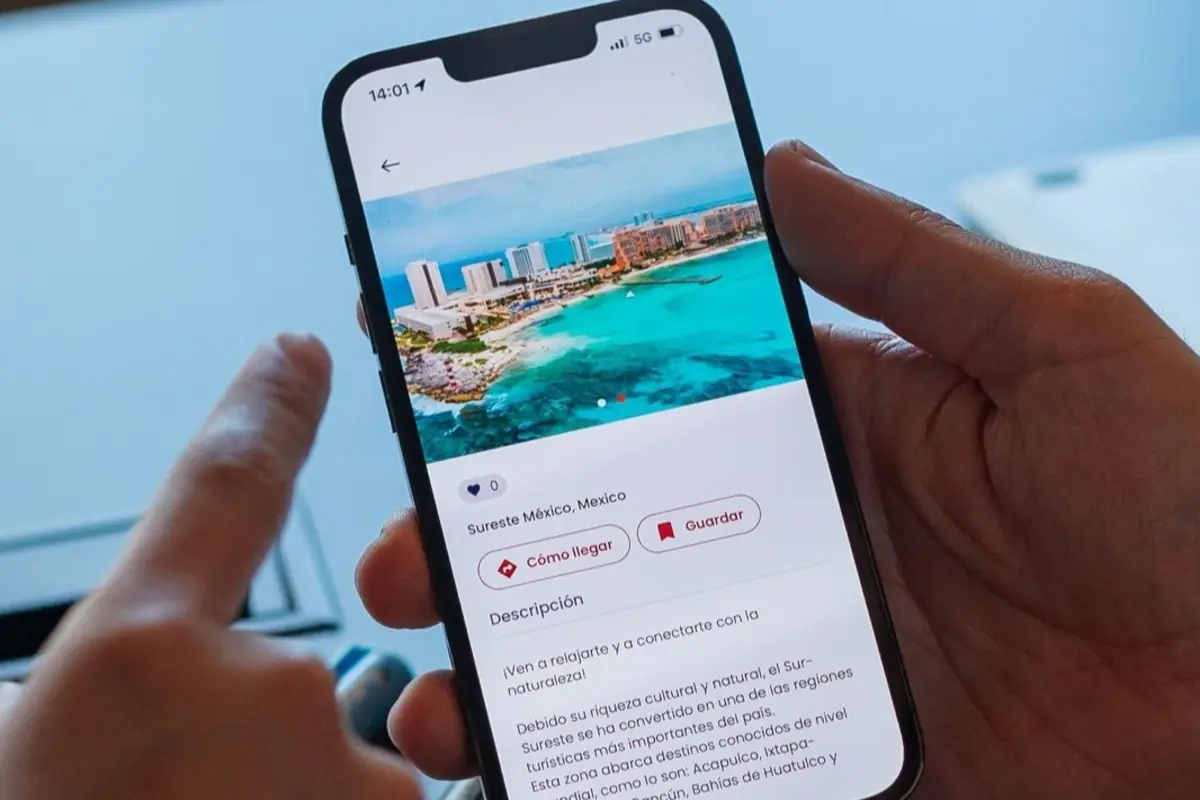 Persona usando un teléfono inteligente para buscar información turística de una playa en México