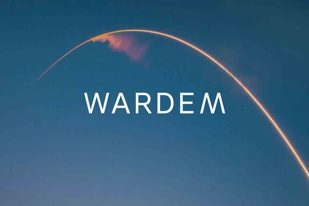 Logo de WARDEM sobre un cielo azul con la estela curva luminosa de un cohete en movimiento