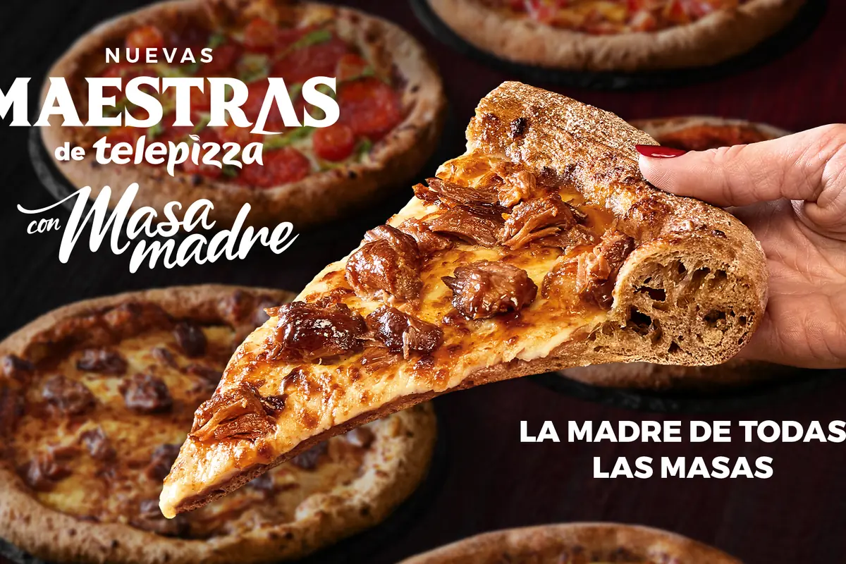 Mano sosteniendo una porción de pizza Telepizza con masa madre crujiente y trozos de carne sobre fondo de varias pizzas enteras y textos promocionales en español