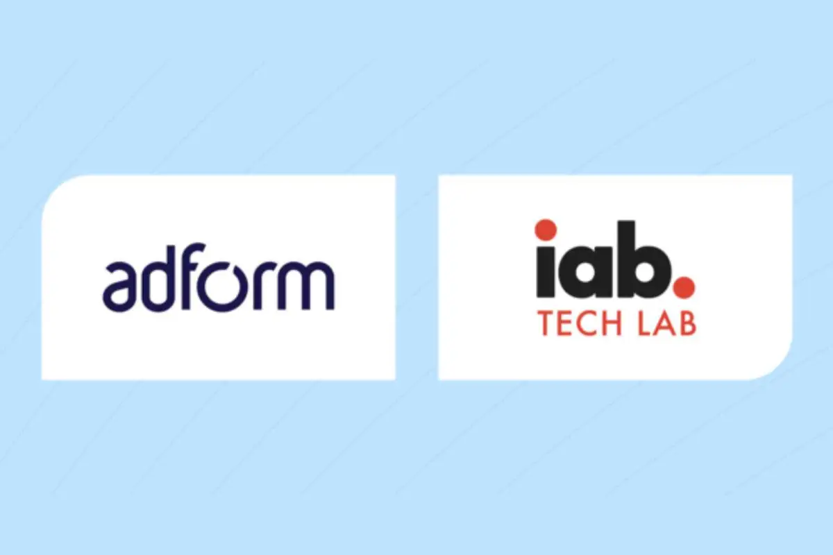 Logotipos de Adform e IAB Tech Lab sobre fondo azul claro