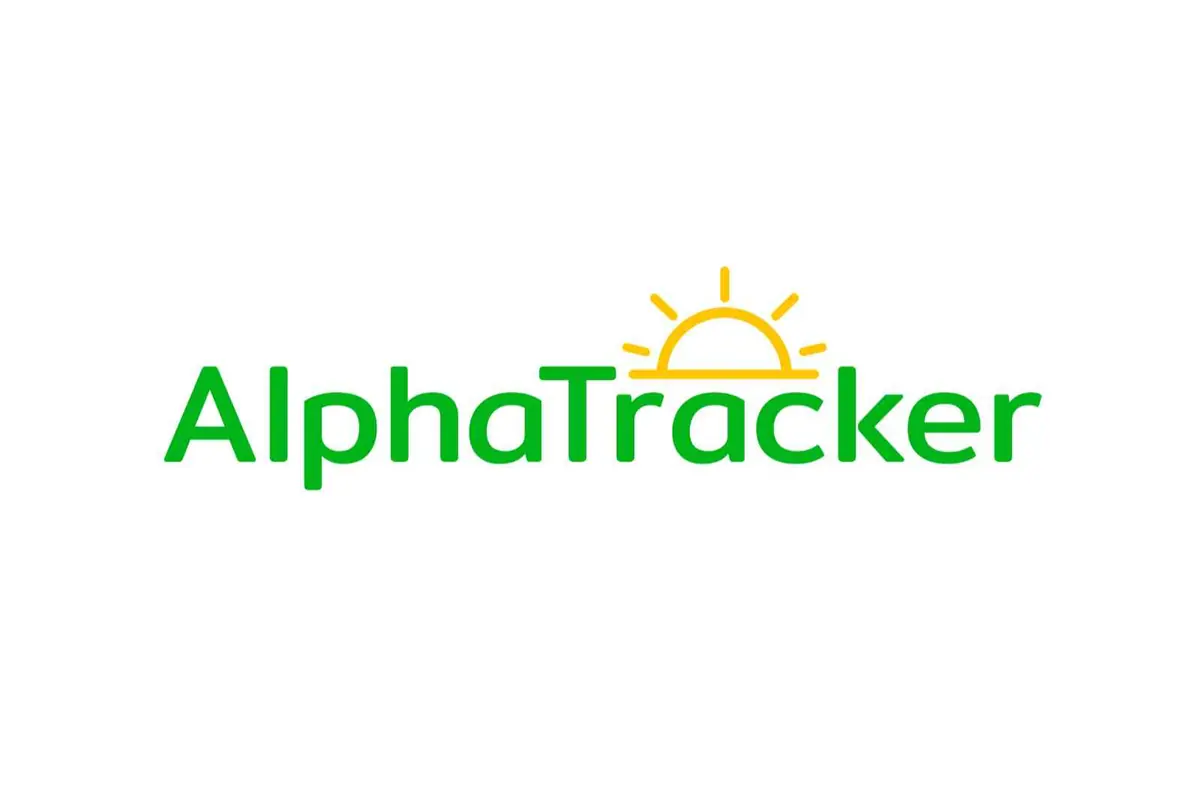 Logotipo de AlphaTracker con texto verde y un sol amarillo estilizado sobre fondo blanco