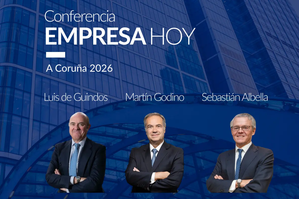 Cartel de la conferencia Empresa Hoy A Coruña 2026 con tres ponentes hombres en traje cruzados de brazos delante de un edificio de cristal