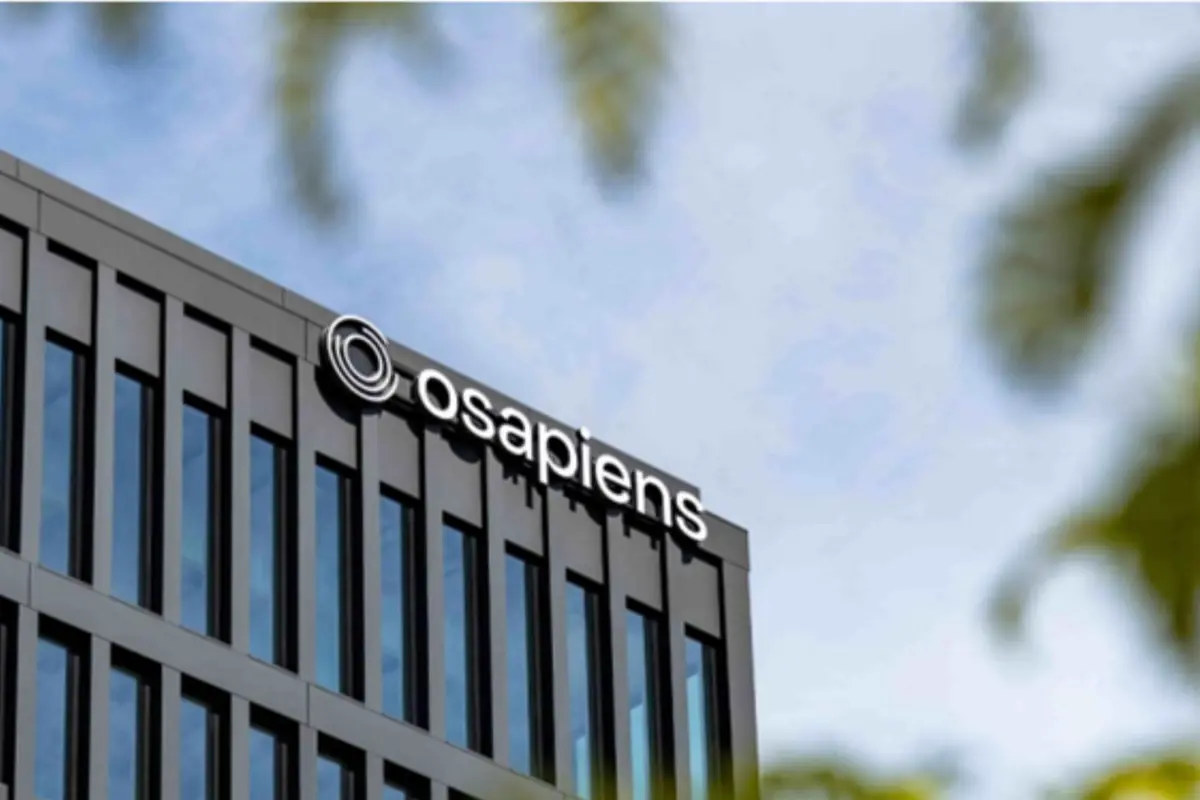 Fachada de edificio moderno con el logotipo de la empresa osapiens en la parte superior