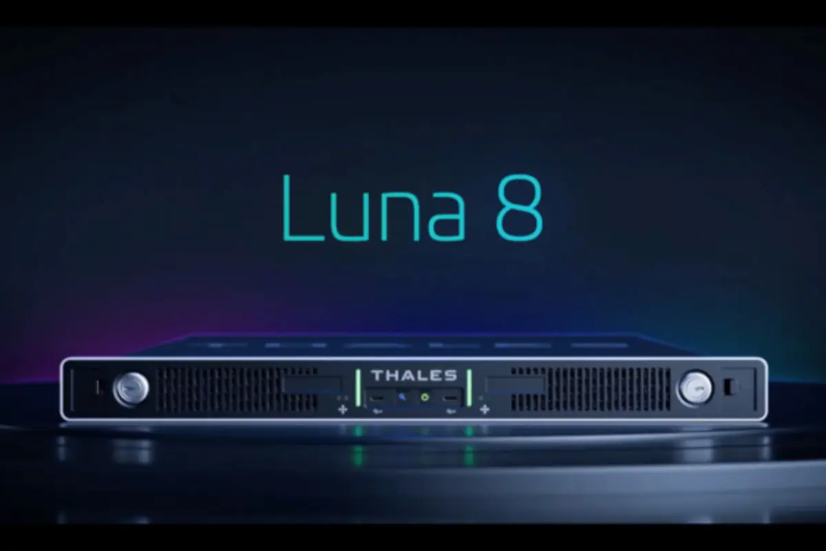 Servidor Thales Luna 8 de formato rack iluminado sobre fondo oscuro Servidor Thales Luna 8 de formato rack iluminado sobre fondo oscuro