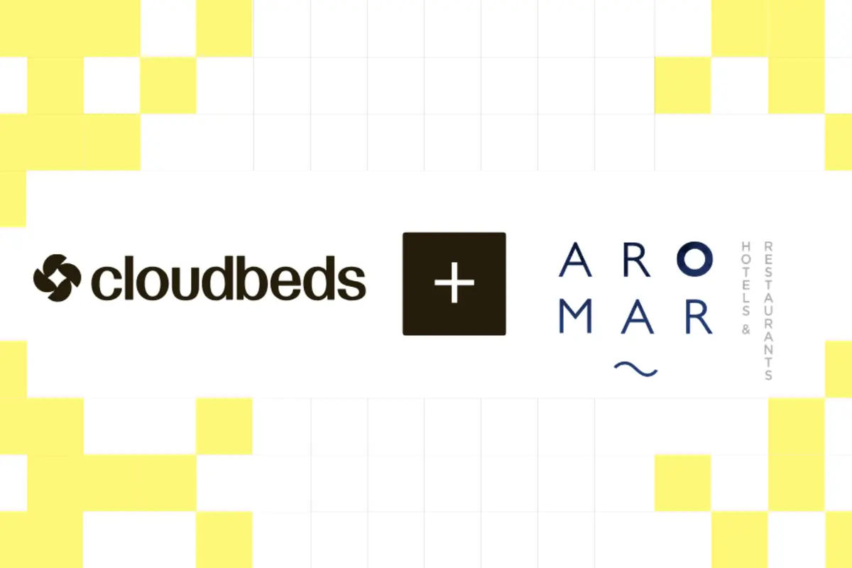 Logotipos de Cloudbeds y Aromar Hotels & Restaurants sobre fondo blanco con detalles de cuadrados amarillos