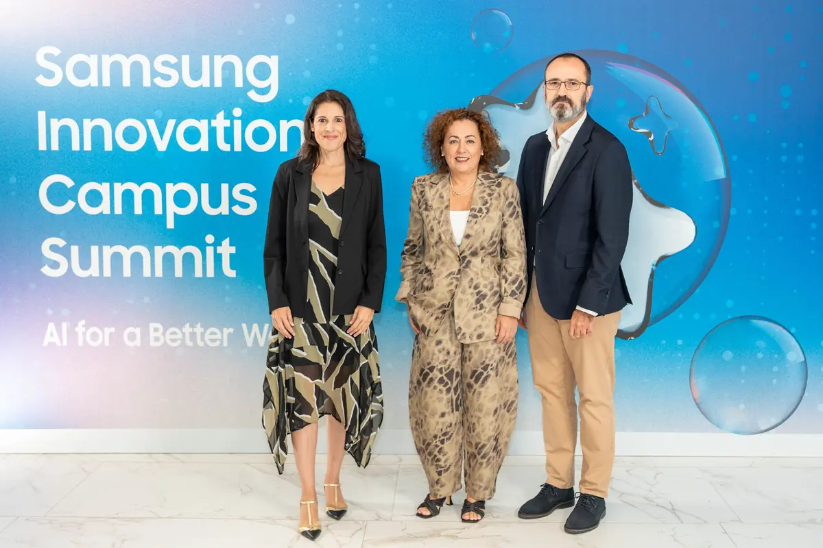 Tres personas posan de pie frente a un fondo azul con el texto Samsung Innovation Campus Summit AI for a Better World Tres personas posan de pie frente a un fondo azul con el texto Samsung Innovation Campus Summit AI for a Better World