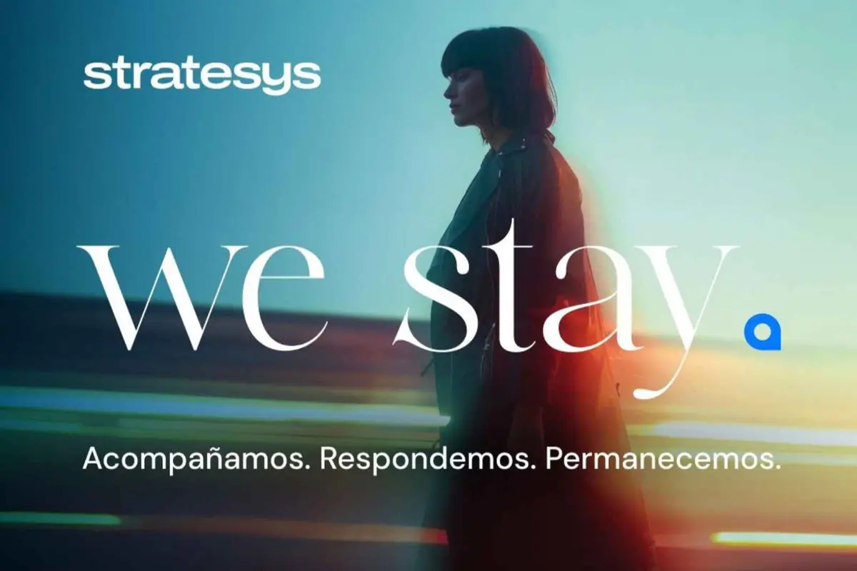 Mujer de perfil en un entorno urbano desenfocado con el logo de Stratesys y el eslogan en inglés we stay junto al texto en español Acompañamos Respondemos Permanecemos