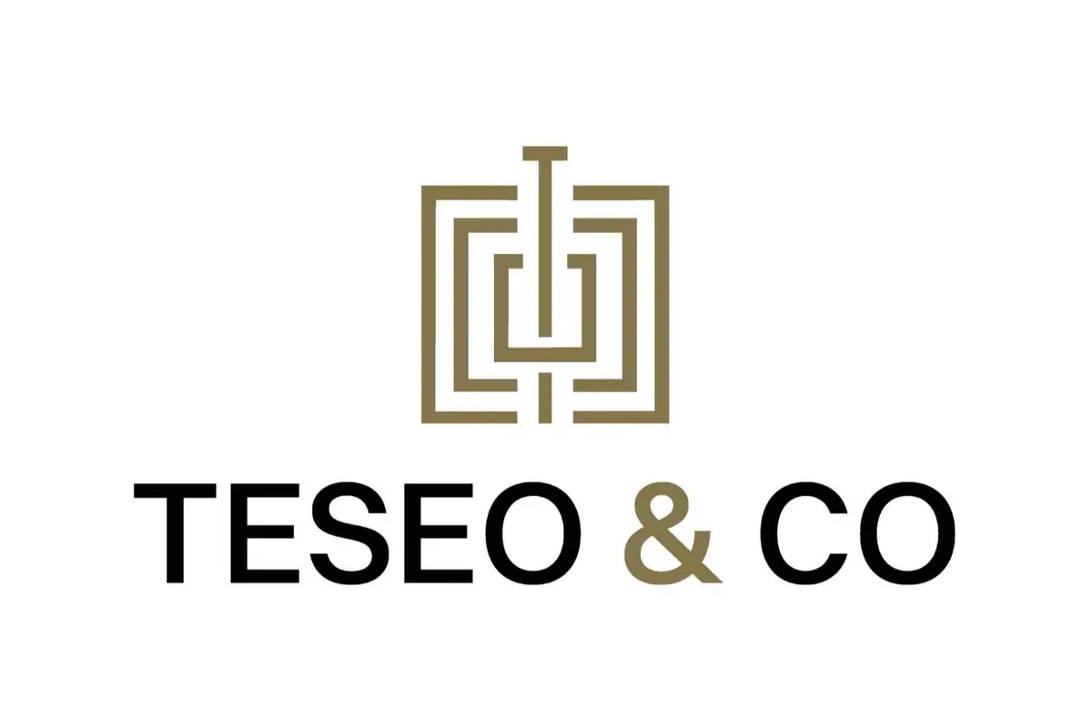 Logotipo de TESEO & CO con un símbolo geométrico dorado en forma de laberinto cuadrado sobre fondo blanco