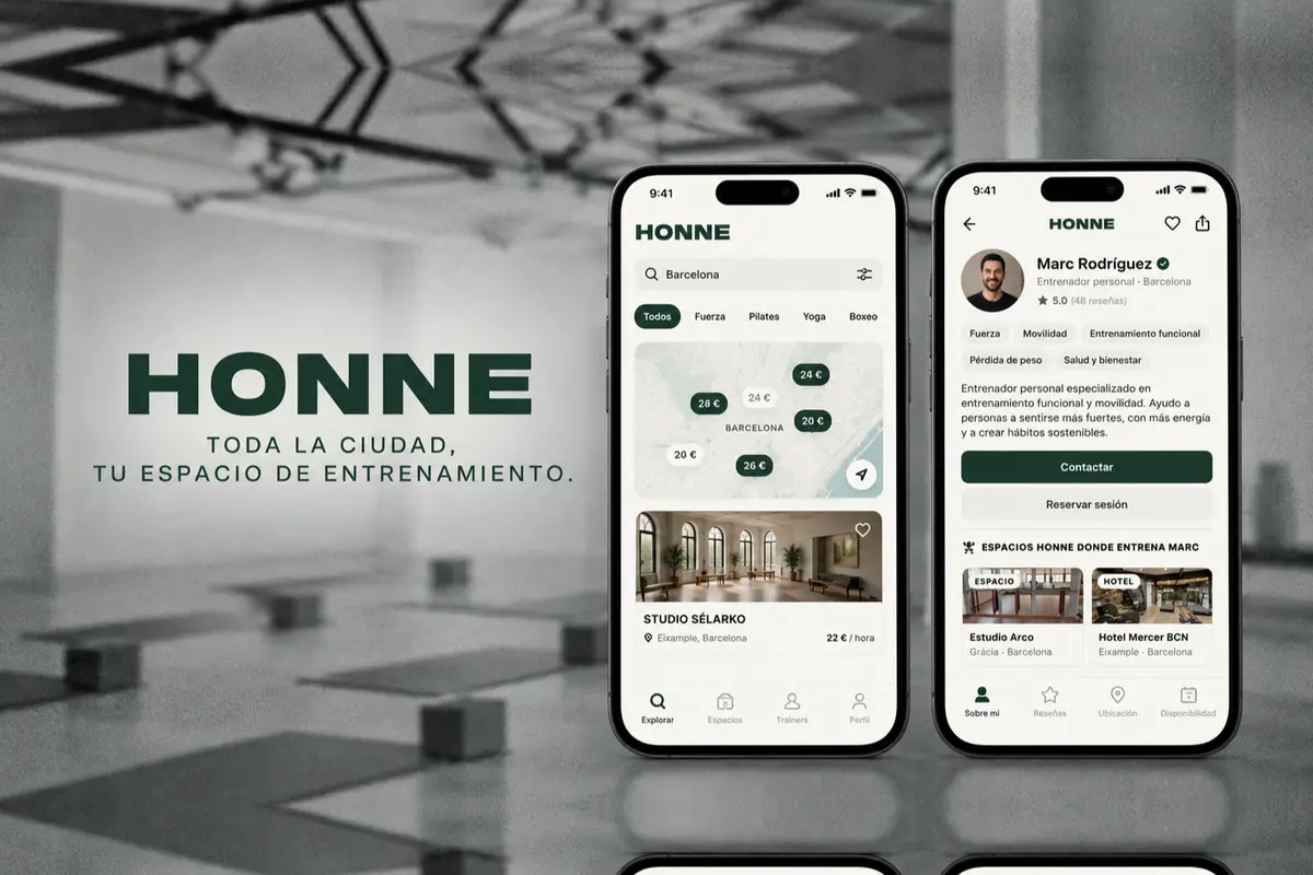 Mockup de la app de entrenamiento Honne mostrando en dos móviles un mapa de Barcelona con precios de espacios fitness y el perfil de un entrenador personal, sobre un fondo borroso de sala de yoga con colchonetas y bloques