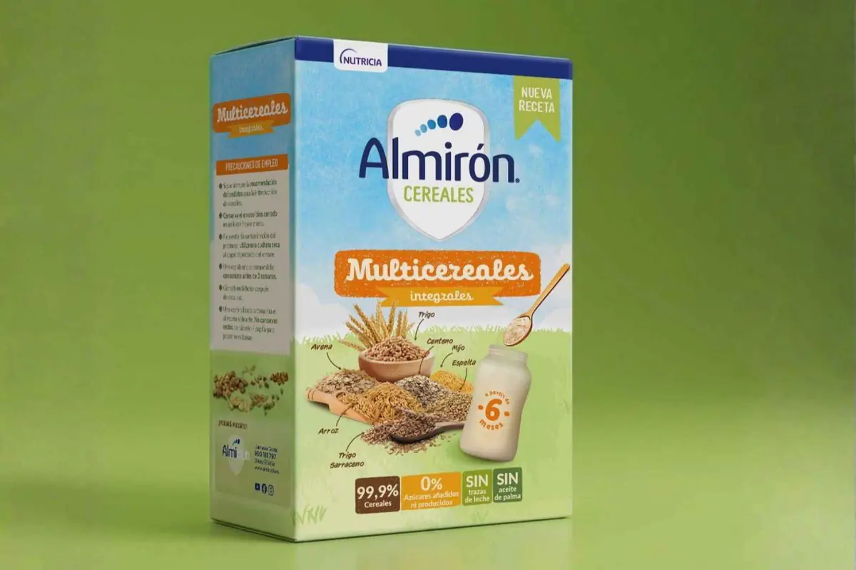 Caja de cereales infantiles Almirón multicereales integrales sobre fondo verde mostrando ilustraciones de granos y un biberón para bebés a partir de 6 meses Caja de cereales infantiles Almirón multicereales integrales sobre fondo verde mostrando ilustraciones de granos y un biberón para bebés a partir de 6 meses