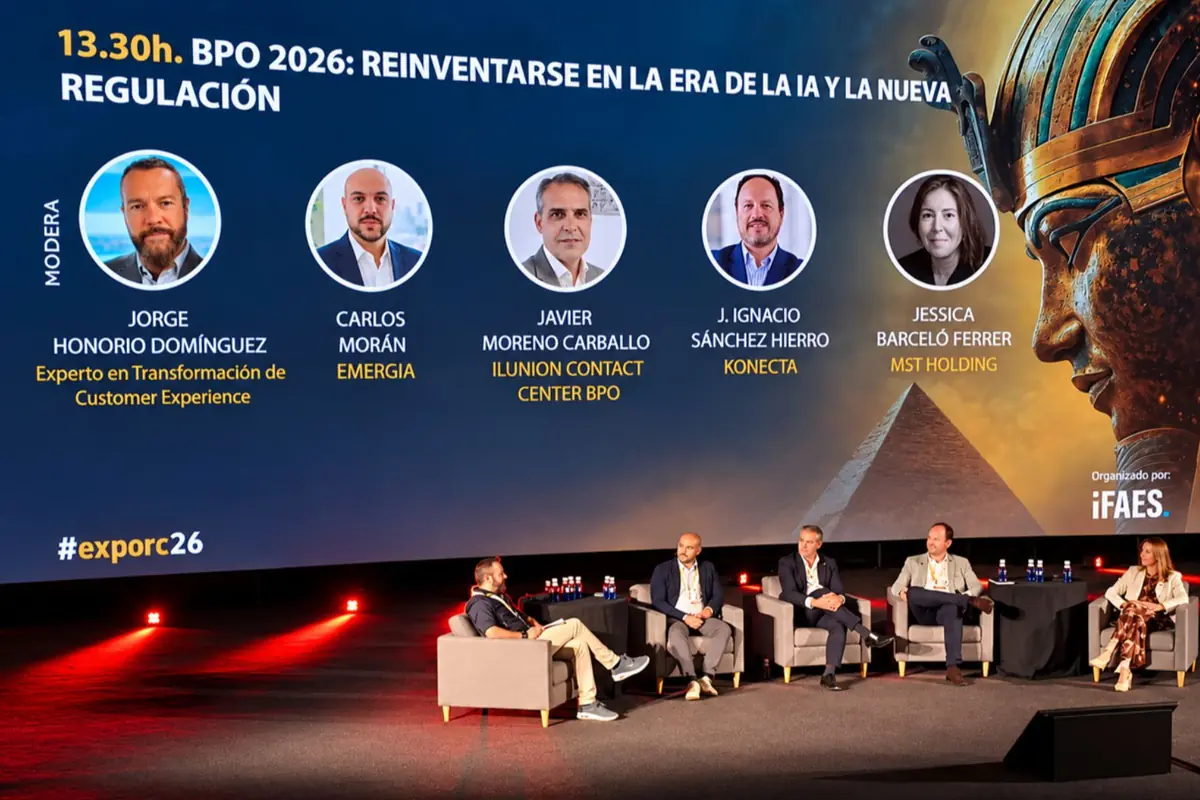 Panel de expertos sentados en sillones sobre un escenario, frente a una gran pantalla que anuncia la mesa redonda BPO 2026 reinventarse en la era de la IA y la nueva regulación con fotos y nombres de los ponentes y un diseño inspirado en el antiguo Egipto Panel de expertos sentados en sillones sobre un escenario, frente a una gran pantalla que anuncia la mesa redonda BPO 2026 reinventarse en la era de la IA y la nueva regulación con fotos y nombres de los ponentes y un diseño inspirado en el antiguo Egipto