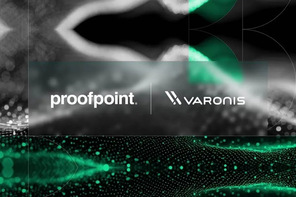 Logotipos de Proofpoint y Varonis sobre un fondo tecnológico abstracto en tonos negros grises y verdes