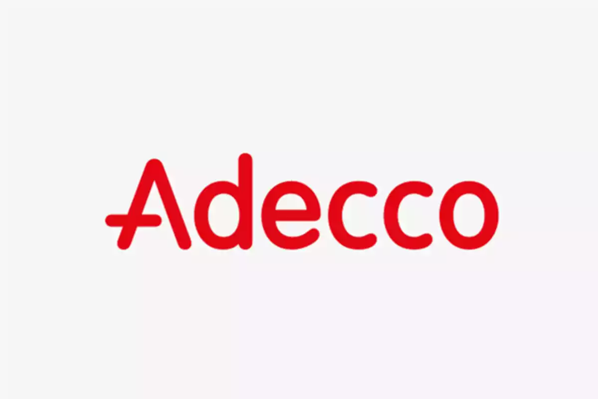 Logotipo de Adecco en letras rojas sobre fondo blanco.