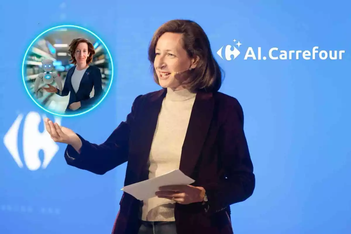 Una persona hablando en un escenario con un micrófono, sosteniendo papeles, con un logotipo de Carrefour y un gráfico de inteligencia artificial en el fondo.